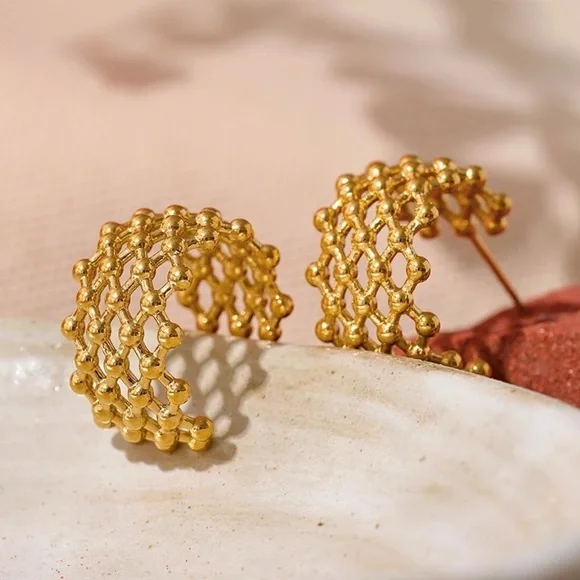 18k Gold Plated Grid C-Shape Hoop Earrings - Picture 5 of 8